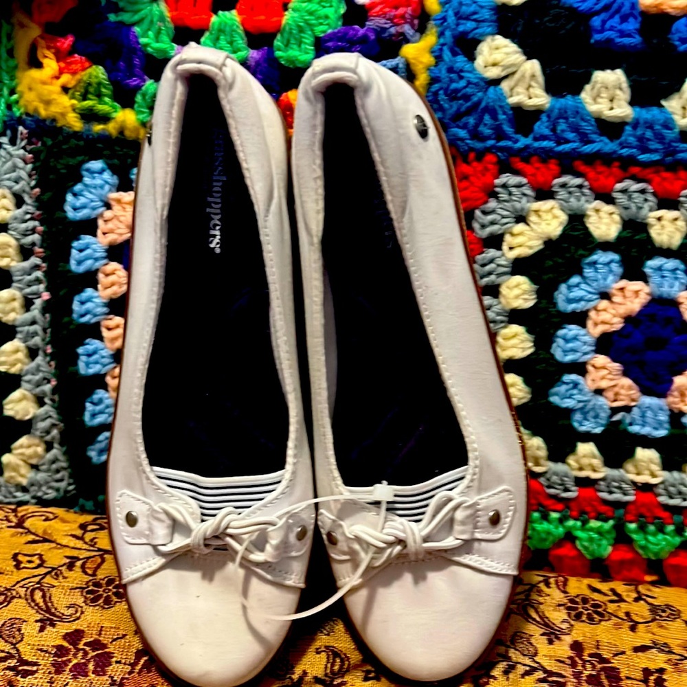 Cute. Shoes espirillas. Closed toe blue white Grasshoppers brand.  Memory foam
